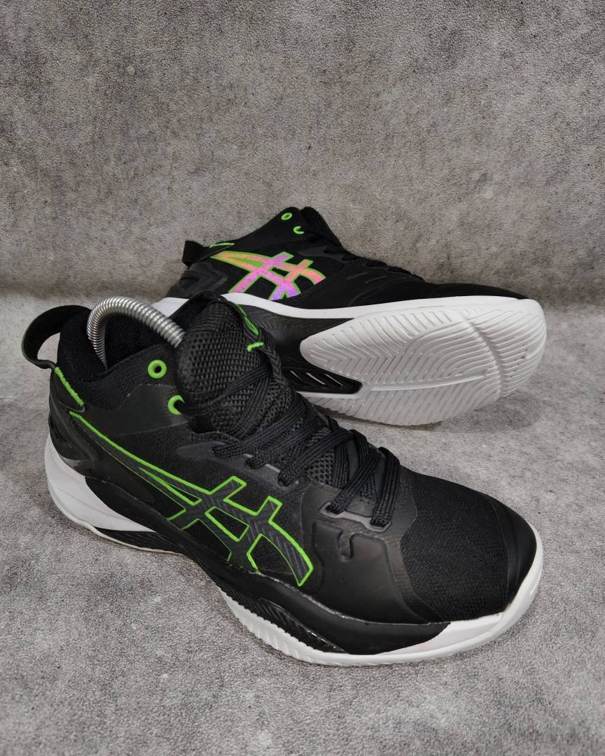 Asics Gelhoop V15 / Gelburst).