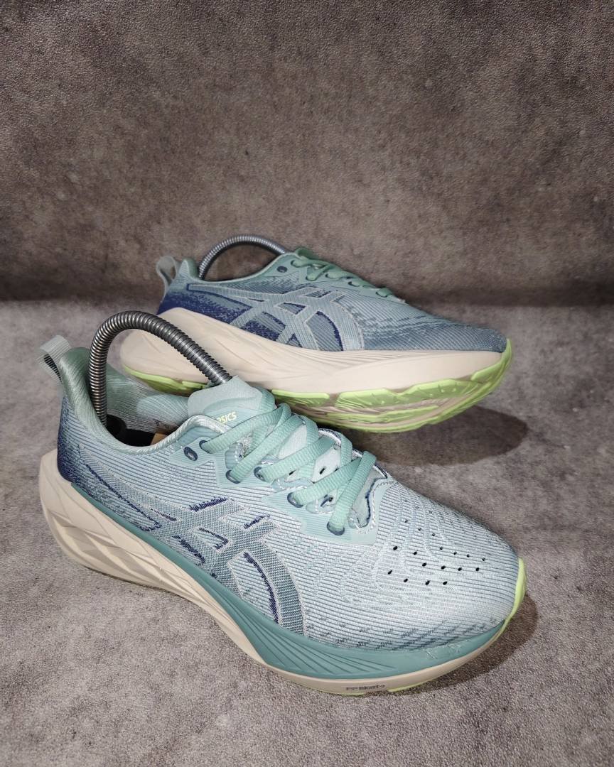 Asics  Novablast 4 (Colorway: Illusion Blue / Summer Dune)