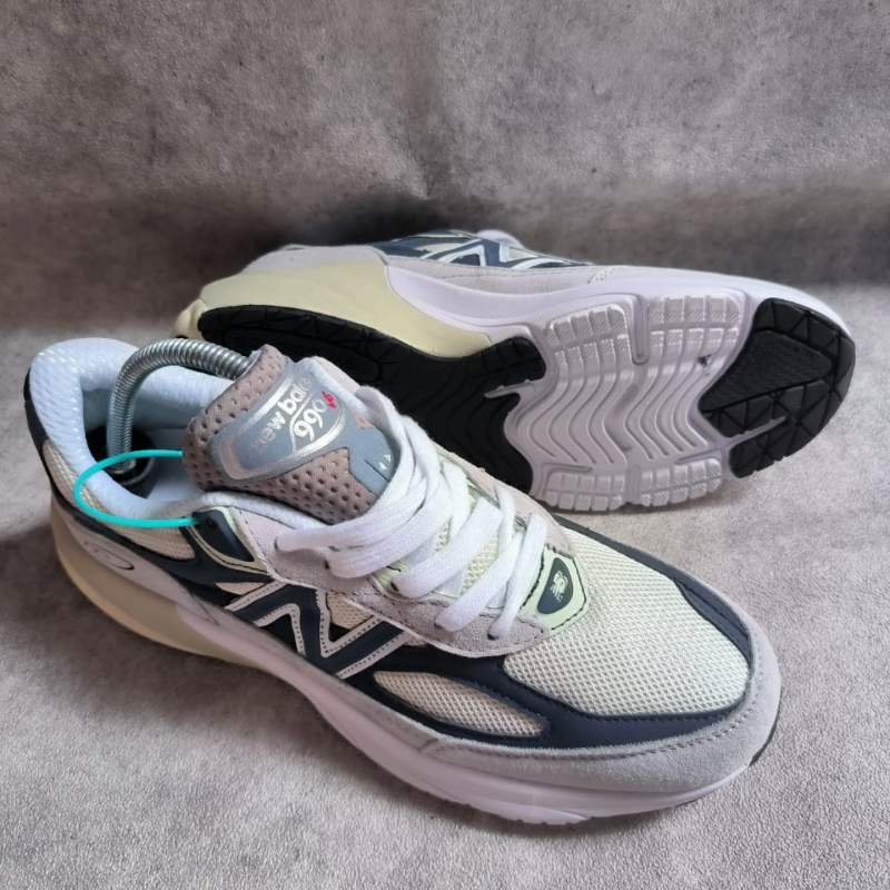 New Balance 990v6 (terlihat lidah sepatu bertuliskan New Balance 990v6)
