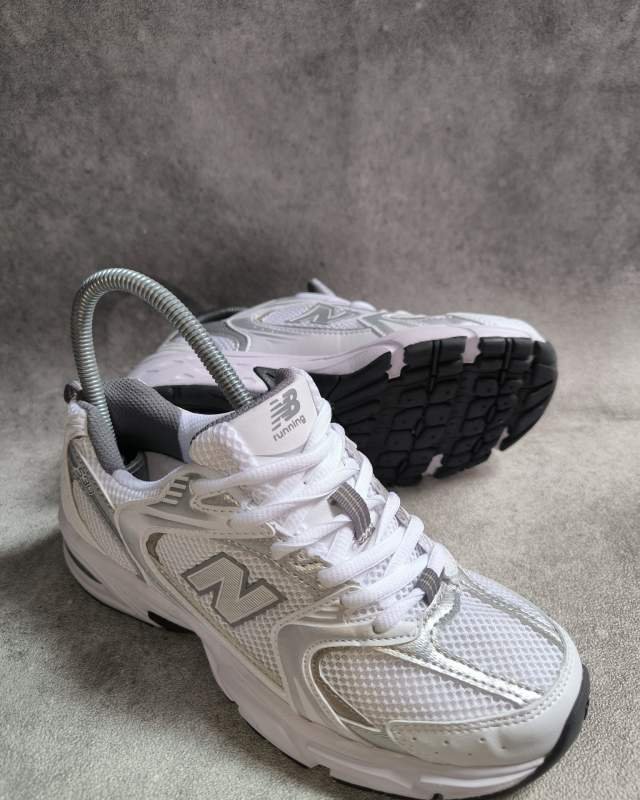 New Balance 530 (New Balance 530 Running - terlihat lidah sepatu bertuliskan NB running)