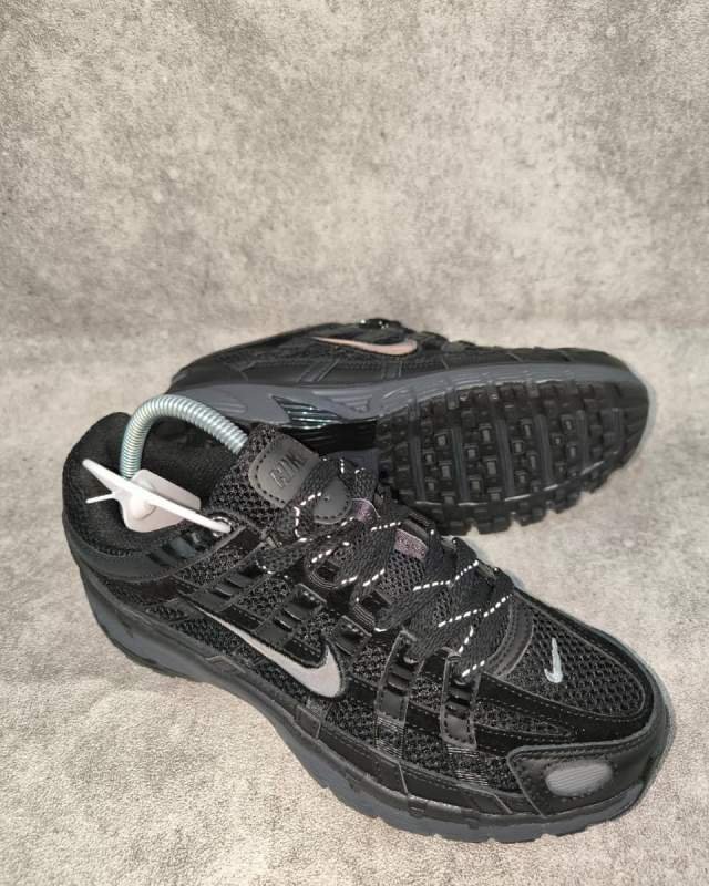 Nike P-6000 (desain running/lifestyle retro khas era 2000-an dengan overlay garis vertikal dan horizontal)