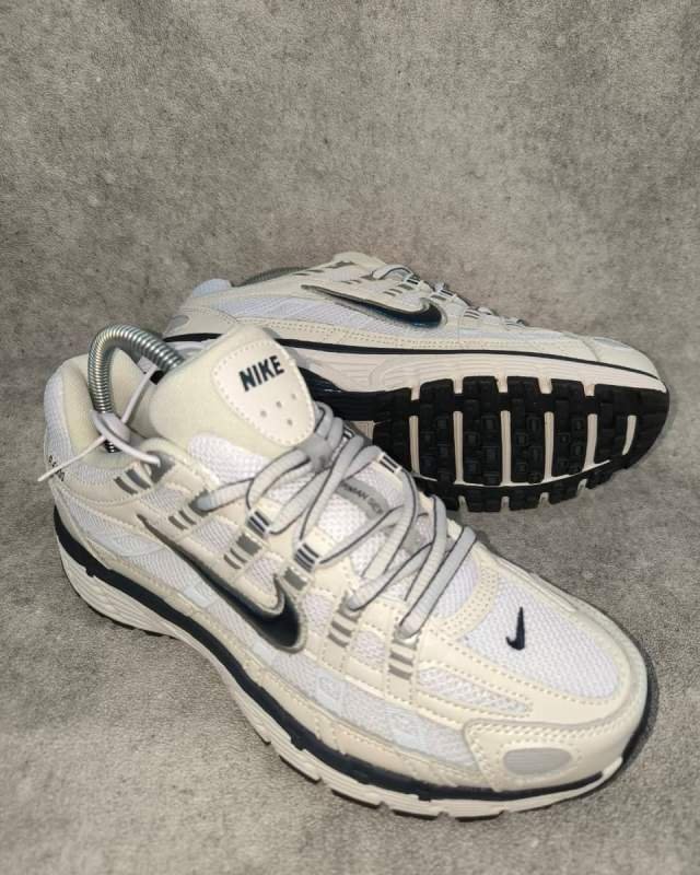 Nike P-6000 (desain running/lifestyle retro khas era 2000-an dengan paduan garis overlay sintetis dan material mesh)