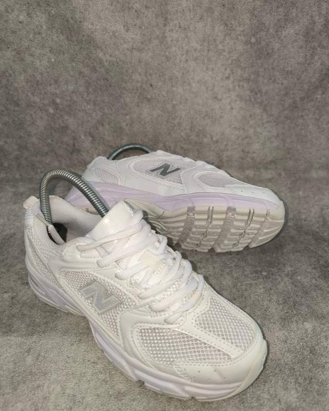 New Balance 530 (New Balance 530 Running - terlihat logo N khas dan desain retro runner berbahan mesh)
