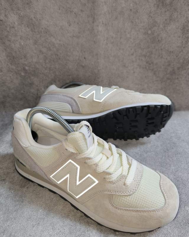 New Balance 574 (salah satu siluet klasik ikonik New Balance berbahan perpaduan suede dan mesh dengan sol luar bergerigi)
