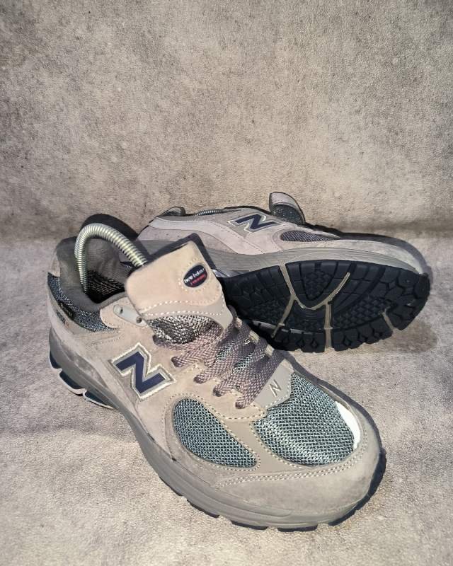 New Balance 2002R (terlihat lidah sepatu bertuliskan oval khas New Balance Running dan badge 