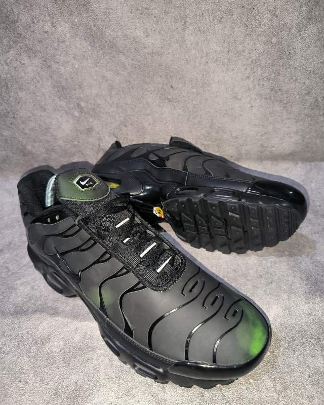Nike Air Max Plus (Tn / Tuned Air - terlihat rangka TPU eksoskeleton khas Air Max Plus dengan badge logo 