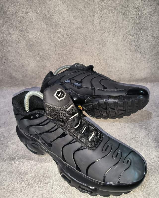 Nike Nike Air Max Plus (Tn / Tuned Air - terlihat rangka TPU eksoskeleton khas Air Max Plus dengan badge logo 