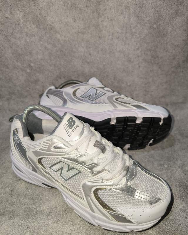 New Balance New Balance 530 (terlihat logo 'N' khas New Balance di bagian samping, kode '530' di bagian tumit luar, dan tulisan NB running di lidah sepatu)