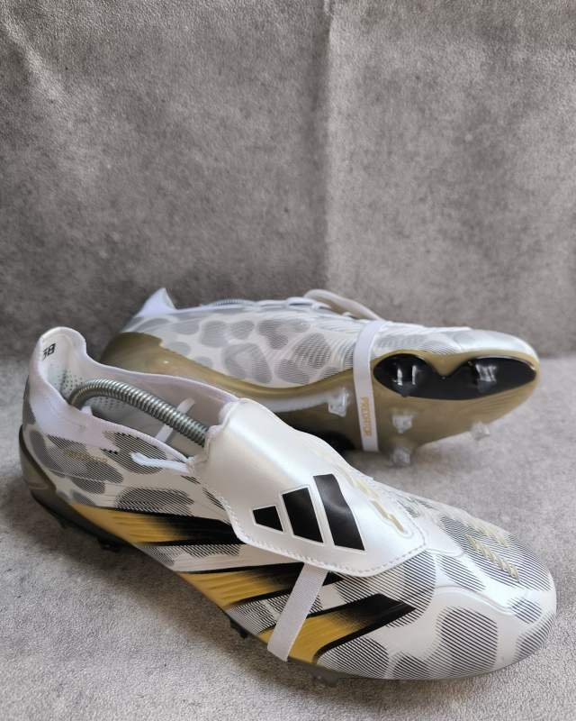 Adidas Predator Elite FT FG (sepatu sepak bola ikonik dengan ciri khas lidah sepatu yang terlipat menutupi tali serta tulisan 
