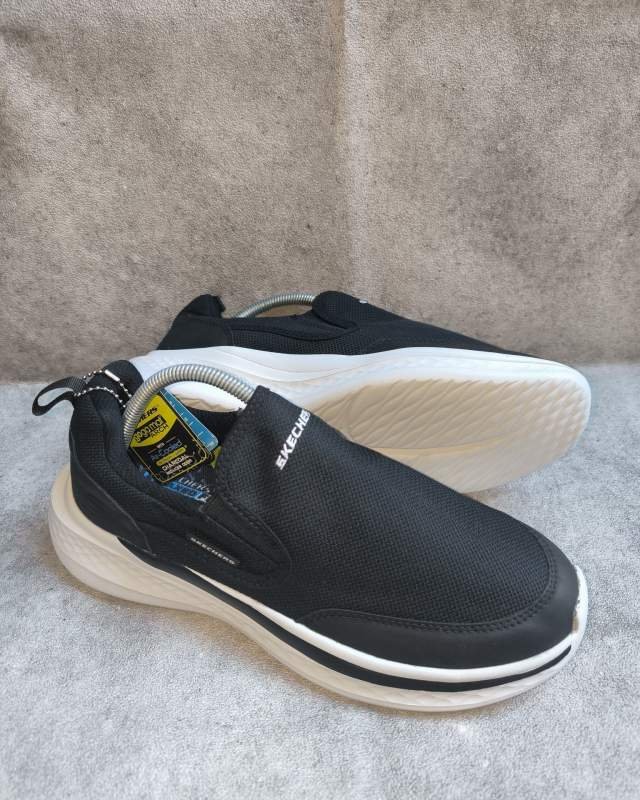 Skechers Skechers Slip-ins / GO WALK (terlihat tulisan SKECHERS di bagian kerah sepatu dan stiker insole Goga Mat / Air-Cooled)