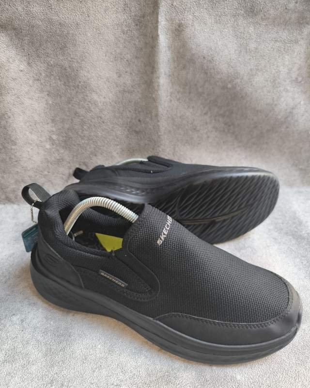 Skechers Skechers Slip-ins / GO WALK (terlihat label tulisan SKECHERS di bagian samping atas dan logo 