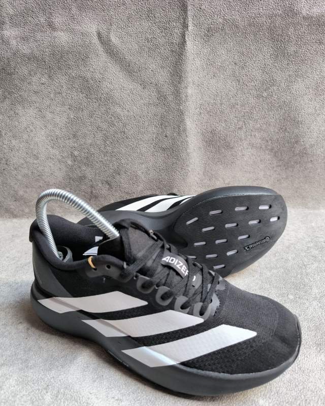 Adidas Adizero SL (terlihat lidah sepatu bertuliskan 