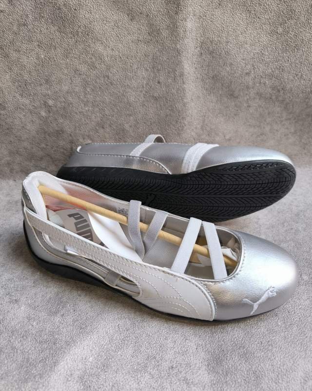 Puma Speedcat Ballet / Ballerina Flat (sepatu model ballet flats bergaya sporty dengan tali silang elastis di bagian dada kaki dan sol tipis khas seri motorsport/Speedcat)