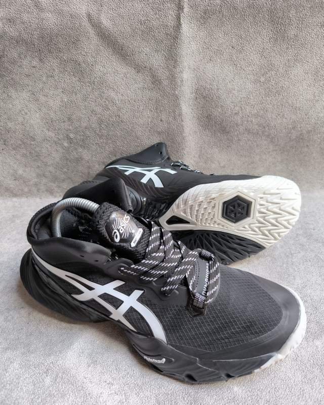 Asics Asics Metarise (sepatu voli/olahraga high-performance dengan logo Asics warna putih di bagian samping, kerah pergelangan kaki high-top, serta bantalan FlyteFoam Propel)