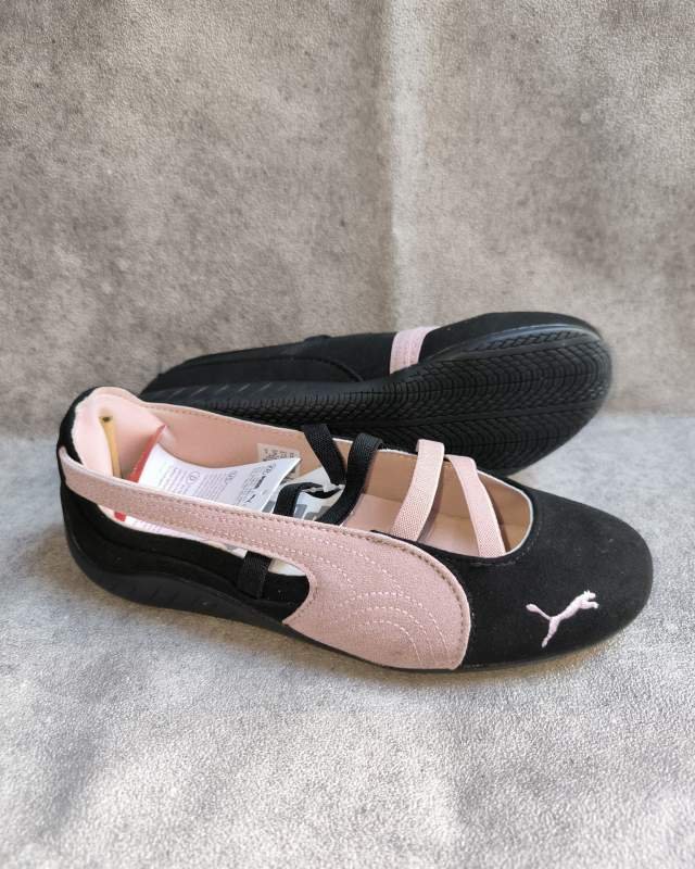 Puma Speedcat Ballet / Ballerina Flat (sepatu model ballet flats bergaya sporty berbahan suede hitam dengan strap silang elastis dan aksen warna merah muda/pink)