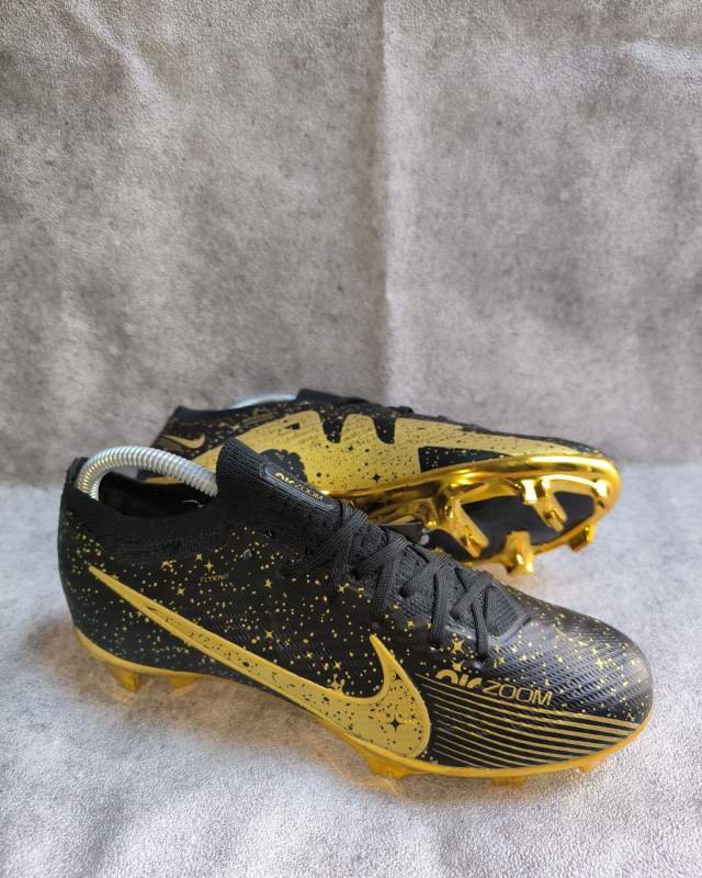 Nike Nike Zoom Mercurial Vapor 15 Elite FG (sepatu bola low-cut berbahan Flyknit dengan teknologi unit Air Zoom khusus sepak bola di bagian sol bawah dan logo Air Zoom di bagian depan)