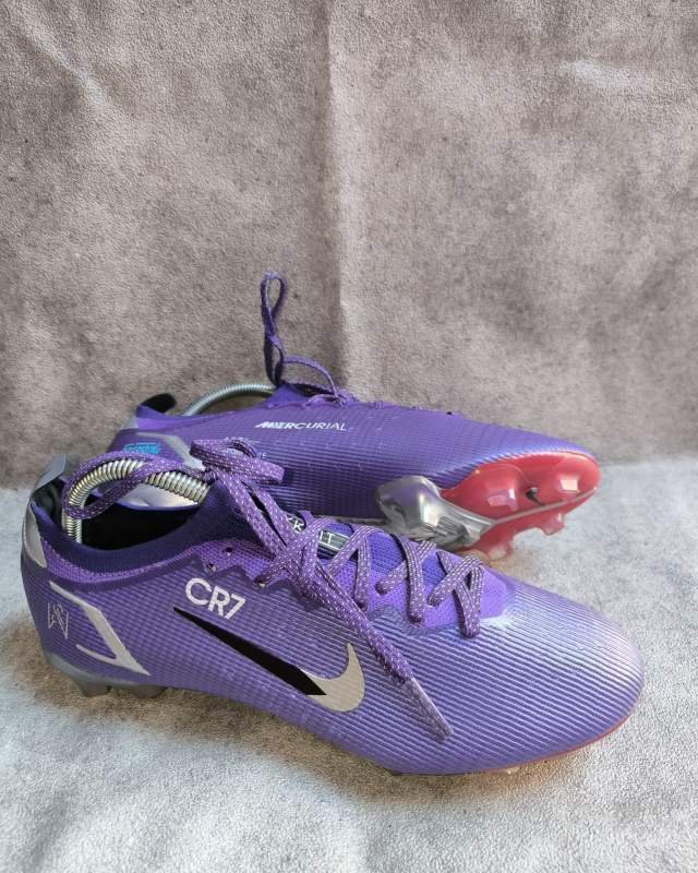 Nike Nike Zoom Mercurial Vapor 15 CR7 (sepatu sepak bola edisi khusus Cristiano Ronaldo/CR7 dengan aksen tulisan CR7 di bagian samping inner dan tulisan MERCURIAL di kerah sepatu)