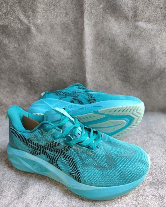 Asics Asics Novablast (sepatu lari daily trainer dengan bantalan khas FF BLAST™ PLUS bernuansa geometris/origami tebal di bagian mid-sol dan pola garis Asics hitam pada bodi mesh)
