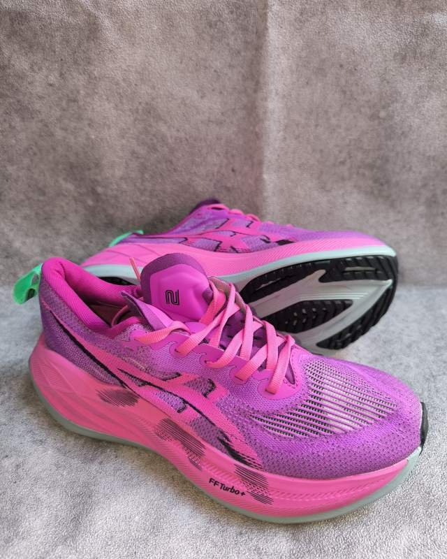 Asics Asics Superblast (sepatu lari super trainer dengan bantalan busa FF Turbo+ tebal di mid-sol yang tertulis jelas di bagian samping sol)