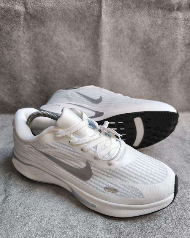 Nike Nike Vomero 17 (sepatu lari daily trainer ber-cushioning tebal khas Nike dengan kombinasi busa ZoomX dan Cushlon, serta logo Swoosh perak/abu-abu melengkung tebal di samping)