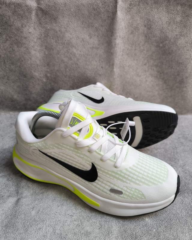 Nike Nike Vomero 17 (sepatu lari daily trainer dengan bantalan busa ganda ZoomX dan Cushlon 3.0, serta logo Swoosh hitam di bagian samping)