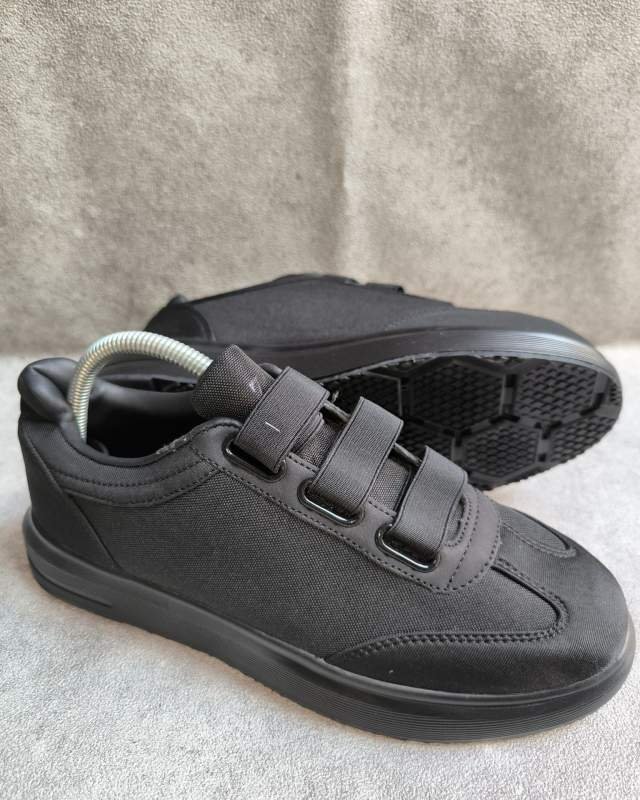 On On Running (sepatu lifestyle/casual berbahan canvas/mesh warna hitam polos dengan sistem pengencang strap/velcro khas di bagian atas)