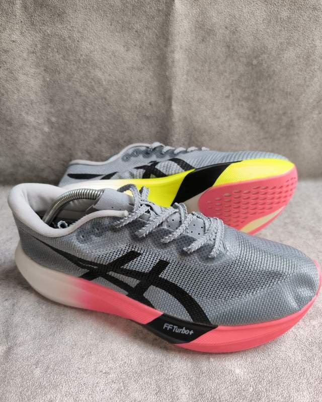 Asics Asics Superblast (sepatu lari super trainer dengan bantalan busa FF Turbo+ tebal di mid-sol yang tertulis di bagian samping bawah sol)