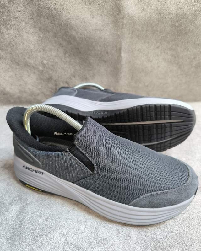 Skechers Skechers Arch Fit (sepatu slip-on santai/kasual tanpa tali dengan teknologi insole penyangga lengkungan kaki Arch Fit dan tulisan 