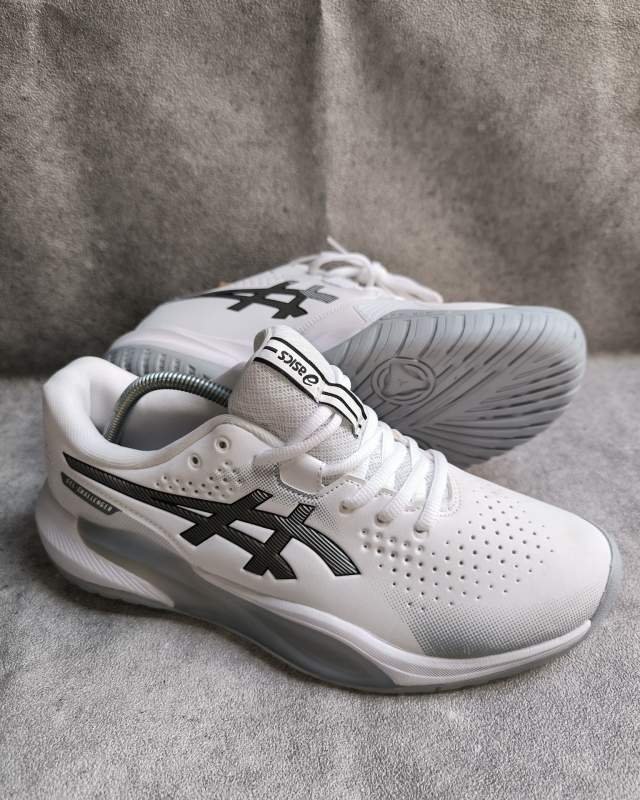 Asics Asics Gel-Challenger 14 (sepatu olahraga tenis / padel dengan teknologi DYNAWING untuk stabilitas pergerakan samping dan bantalan GEL® di bagian tumit; tulisan GEL-CHALLENGER terlihat di bagian tumit luar)