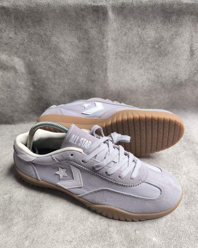 Converse Converse Star Player 76 / All Star (sepatu lifestyle/casual berbahan suede warna abu-abu keunguan, dilengkapi logo khas Converse Star & Chevron di bagian samping, tulisan 