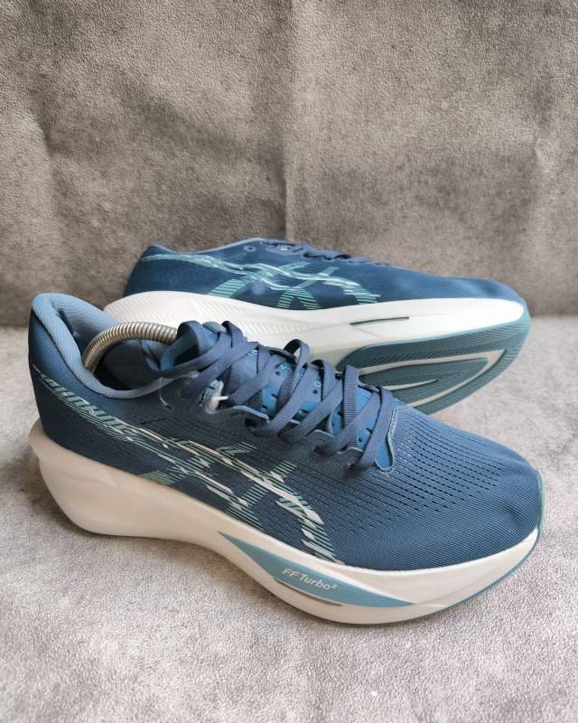 Asics Asics Superblast (sepatu lari super trainer dengan bantalan busa tebal FF Turbo yang tertulis di bagian samping sol)