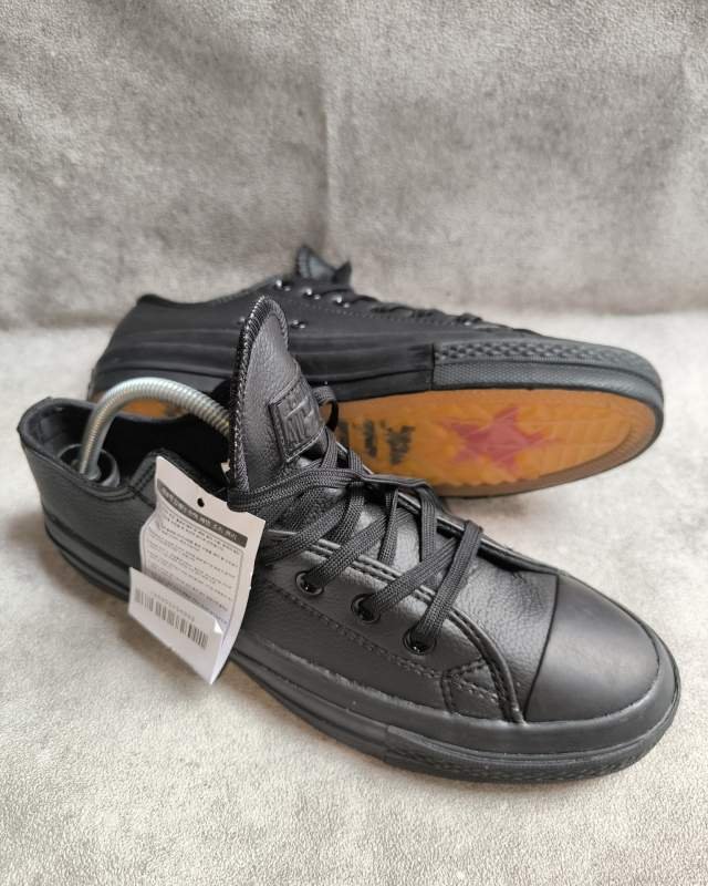 Converse Converse Chuck Taylor All Star Low / Ox (sepatu lifestyle/casual klasik berdesain low-cut berbahan kulit/leather hitam, sol bawah karet warna cokelat gum dengan logo bintang merah khas Converse di bagian bawah sol)