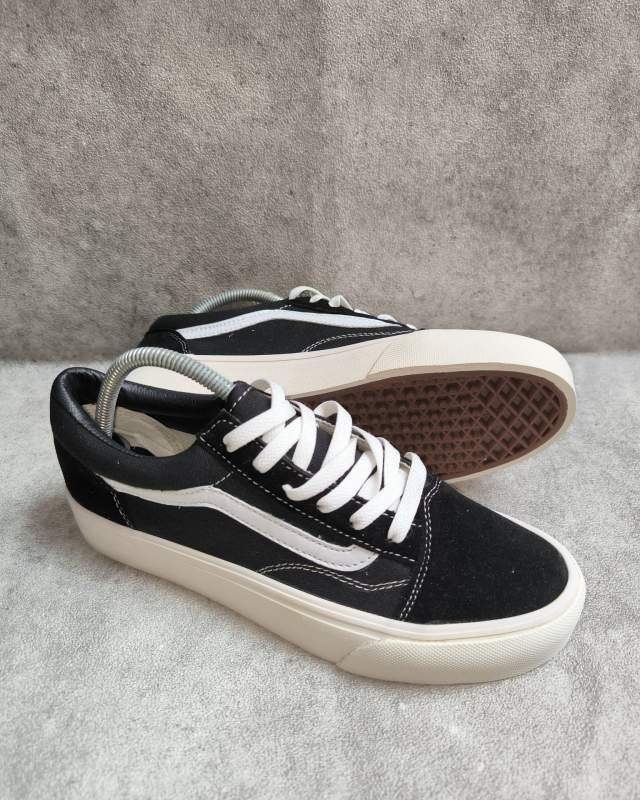 Vans Vans Old Skool (sepatu lifestyle/skate klasik ikonik berbahan kombinasi canvas/suede warna hitam dengan garis putih khas (jazz stripe) di samping bodi, tali putih, dan sol karet tebal)