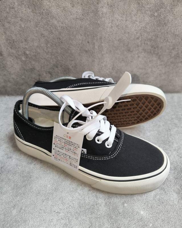 Vans Vans Authentic (sepatu lifestyle/skate klasik berpotongan rendah (low-top) berbahan kanvas warna hitam dengan jahitan kontras warna putih, tali putih, serta sol karet tebal bergaris keliling)