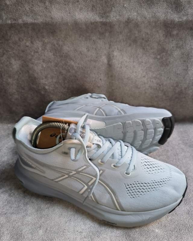 Asics Asics Gel-Kayano 30 (sepatu lari stability / daily trainer berteknologi 4D GUIDANCE SYSTEM™ untuk stabilitas adaptif dan bantalan busa tebal FF BLAST™ PLUS ECO)
