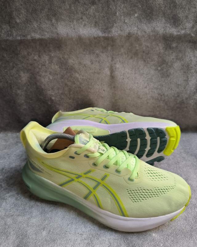 Asics Asics Gel-Kayano 30 (sepatu lari stability / daily trainer berteknologi 4D GUIDANCE SYSTEM™ untuk stabilitas adaptif dan bantalan busa tebal FF BLAST™ PLUS ECO)