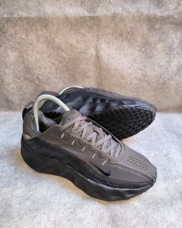 Nike Nike TC 7900 (sepatu lifestyle/chunky sneakers bergaya futuristik dengan sol tebal yang empuk, bodi sintetis kokoh, serta detail aksen webbing dan Swoosh mini khas Nike)