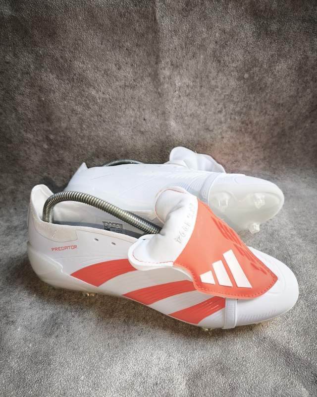 Adidas Adidas Predator 24 FT (sepatu bola/sepak bola dengan lidah lipat (fold-over tongue) khas seri Predator ikonik yang menutupi bagian tali, dilengkapi teks 