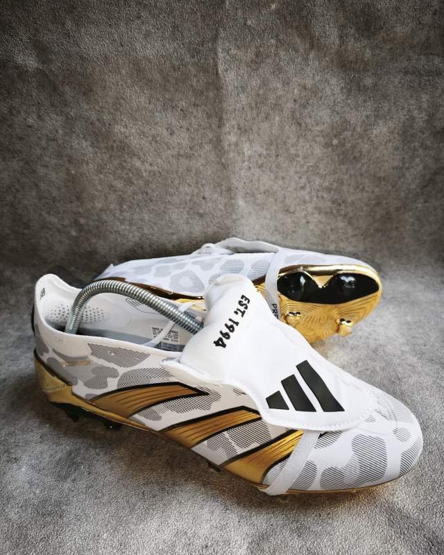 Adidas Adidas Predator 24 FT (sepatu sepak bola ikonik dengan lidah lipat / fold-over tongue bertuliskan 