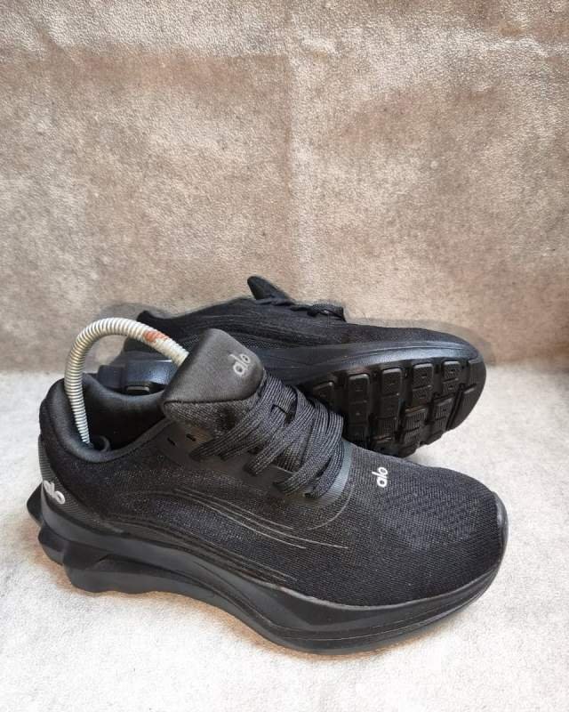 Alo / Alo Yoga Alo Runner (sepatu lari & lifestyle/wellness dari brand Alo Yoga, memiliki logo tulisan 