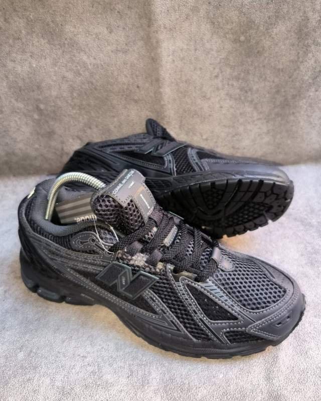 New Balance New Balance 1906R x CDG Homme Plus (sepatu runner / lifestyle kolaborasi edisi terbatas dengan ciri khas label kain putih bertuliskan 