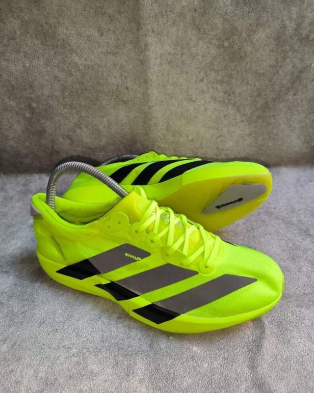 Adidas Adidas Adizero (sepatu olahraga lapangan/bola dengan desain super ringan, bodi berbahan sintesis Solar Yellow/Neon cerah, tiga garis khas Adidas berwarna hitam tegas di bagian samping, serta tulisan 