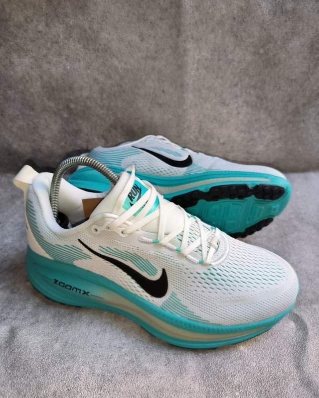 Nike Nike Running (berteknologi bantalan ZoomX di bagian midsole, upper mesh bertuliskan 
