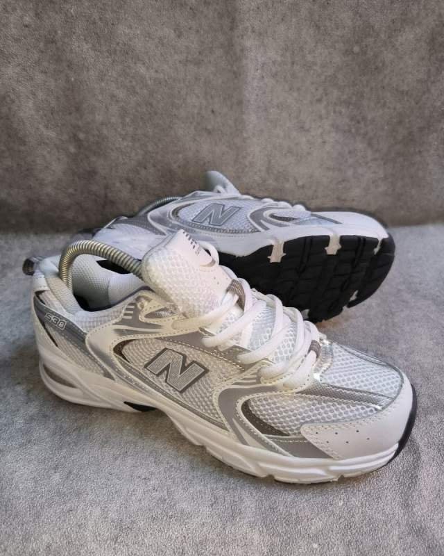 New Balance New Balance 530 (sepatu retro running / lifestyle populer berbahan jaring mesh putih dengan overlay sintesis berwarna perak/silver, tulisan angka 