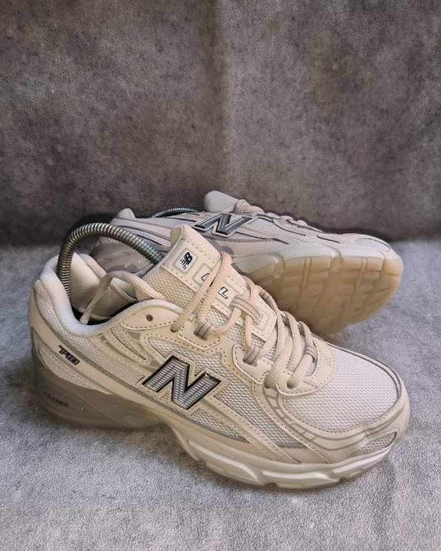 New Balance New Balance 725 (sepatu retro runner / lifestyle yang terinspirasi dari gaya running tahun 2000-an dengan bodi bahan jaring mesh dan lapisan sintesis bermotif melengkung, serta sol berteknologi C-CAP)