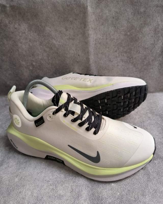 Nike Nike Pegasus Trail 4 GORE-TEX (sepatu lari trail / all-weather berteknologi GORE-TEX tahan air, sol luar berteknologi Storm-Tread untuk daya cengkeram optimal, serta bantalan React untuk kenyamanan lari)