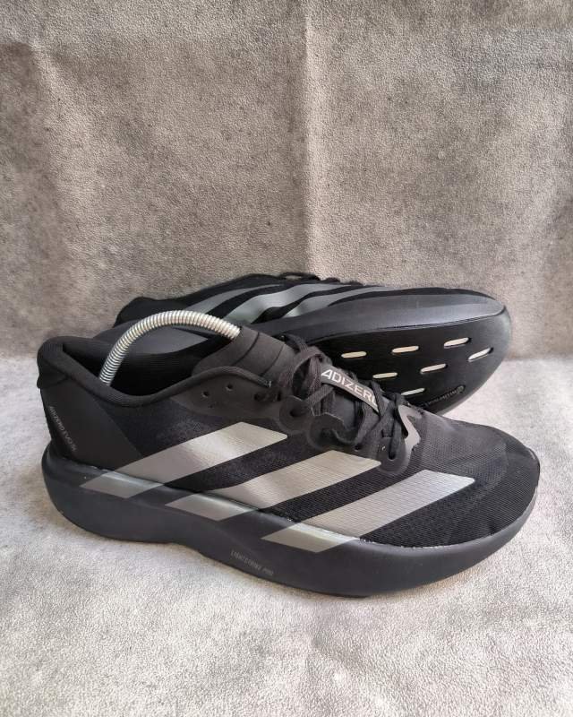 Adidas Adidas Adizero SL (sepatu lari daily trainer / performance berteknologi Lightstrike & Lightstrike Pro dengan bodi mesh hitam, tiga garis khas Adidas berwarna perak/silver tebal, serta tulisan 