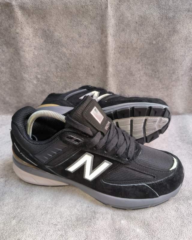 New Balance New Balance 990v5 Made in USA (sepatu lifestyle/running klasik legendaris berbahan suede dan mesh berkualitas tinggi, dilengkapi struktur TPU strap di bagian tumit, serta sol berteknologi ENCAP)