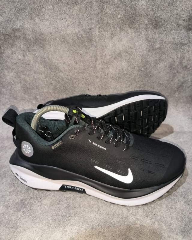 Nike Nike Pegasus Trail 4 GORE-TEX (sepatu lari trail / all-weather berteknologi GORE-TEX tahan air, sol luar berteknologi Storm-Tread untuk daya cengkeram tinggi di medan basah/licin, serta bantalan Nike React untuk kenyamanan lari)
