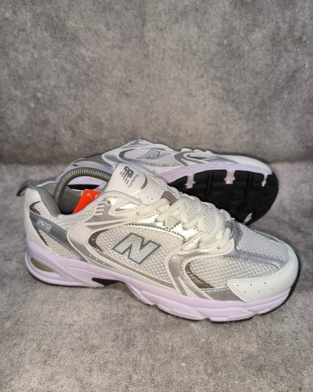 New Balance New Balance 530 (sepatu retro running / lifestyle populer berbahan jaring mesh putih dengan overlay sintesis berwarna perak/silver, tulisan angka 